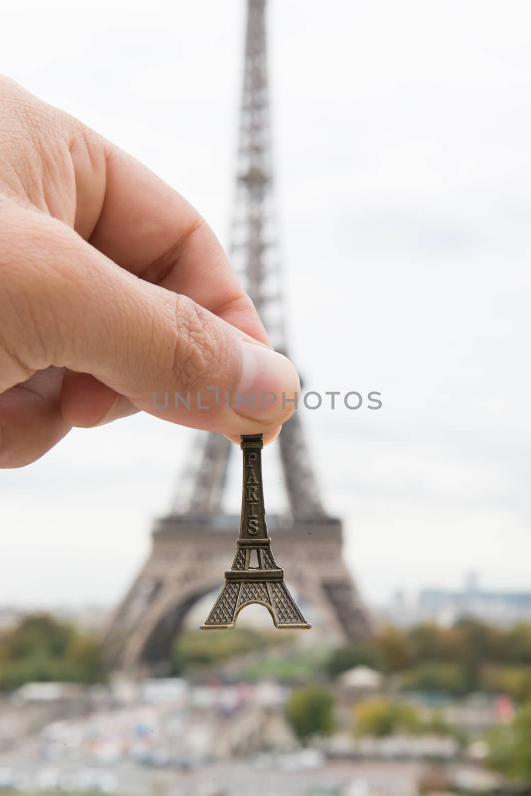 hand hold eiffel tower model 
