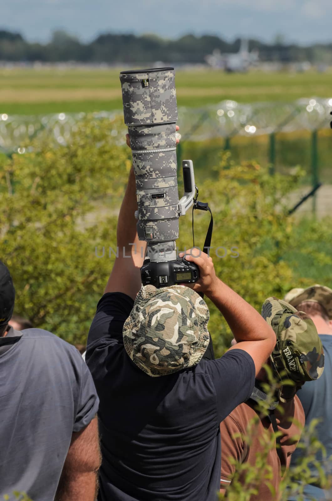 Avation photographer shooting airplanes during airshow







Spotter - aviation photographer