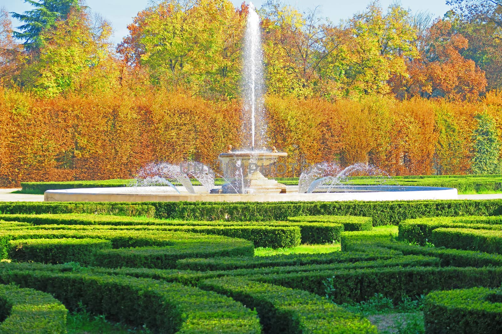 Fountain in the autumn park by dav76