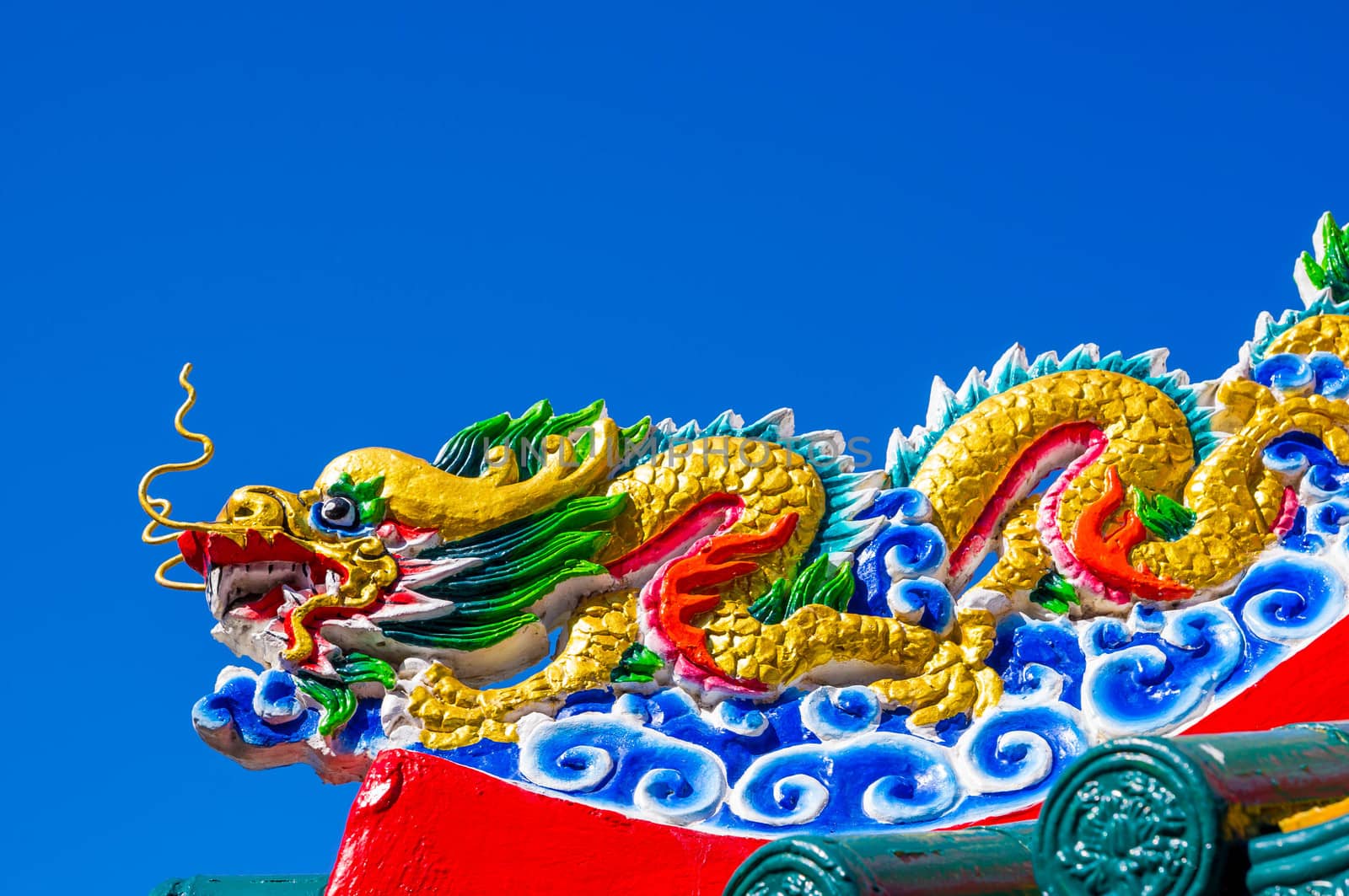 Chinese style dragon statue with blue sky.