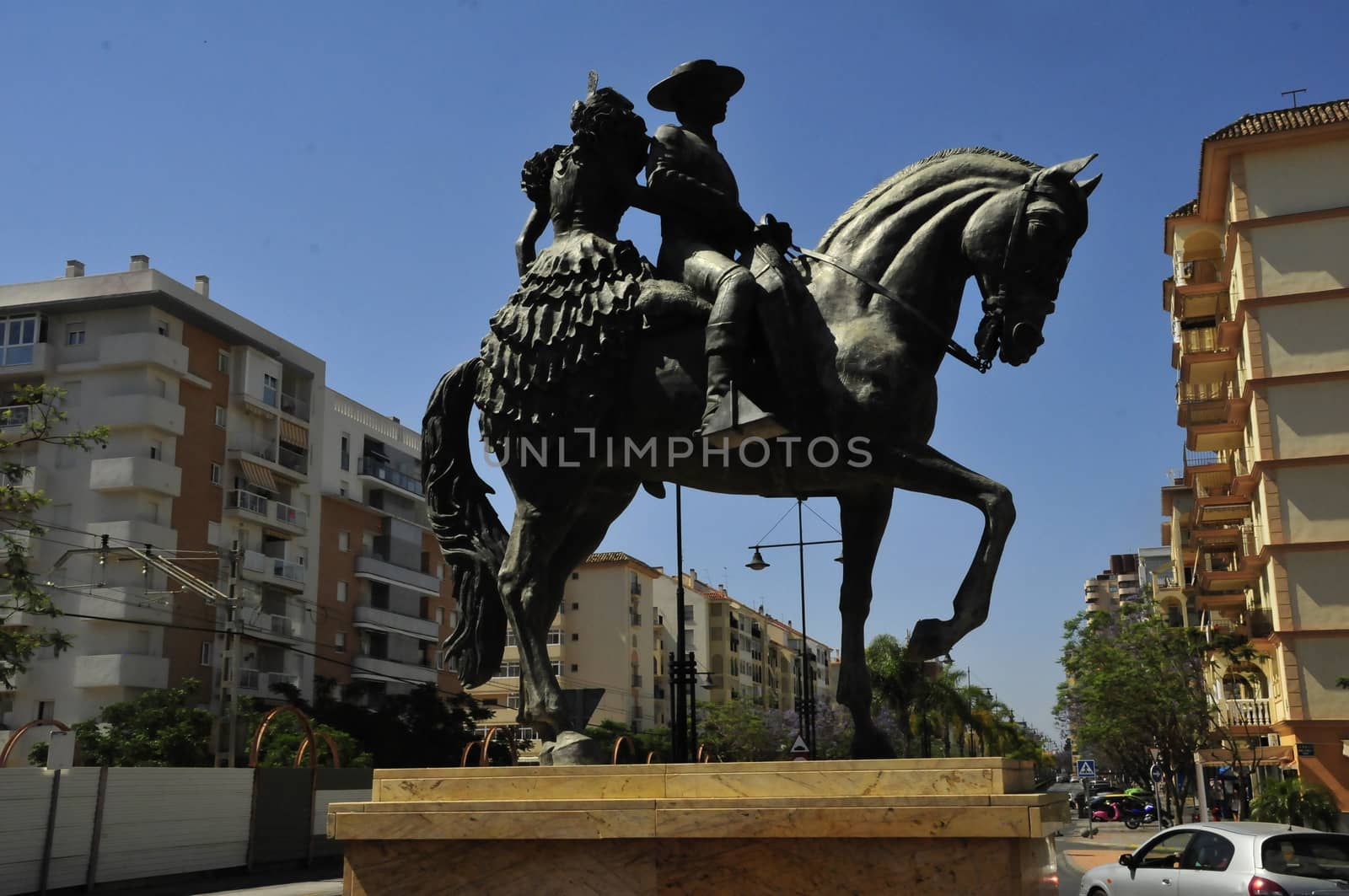 Couple on horse statue by gorilla