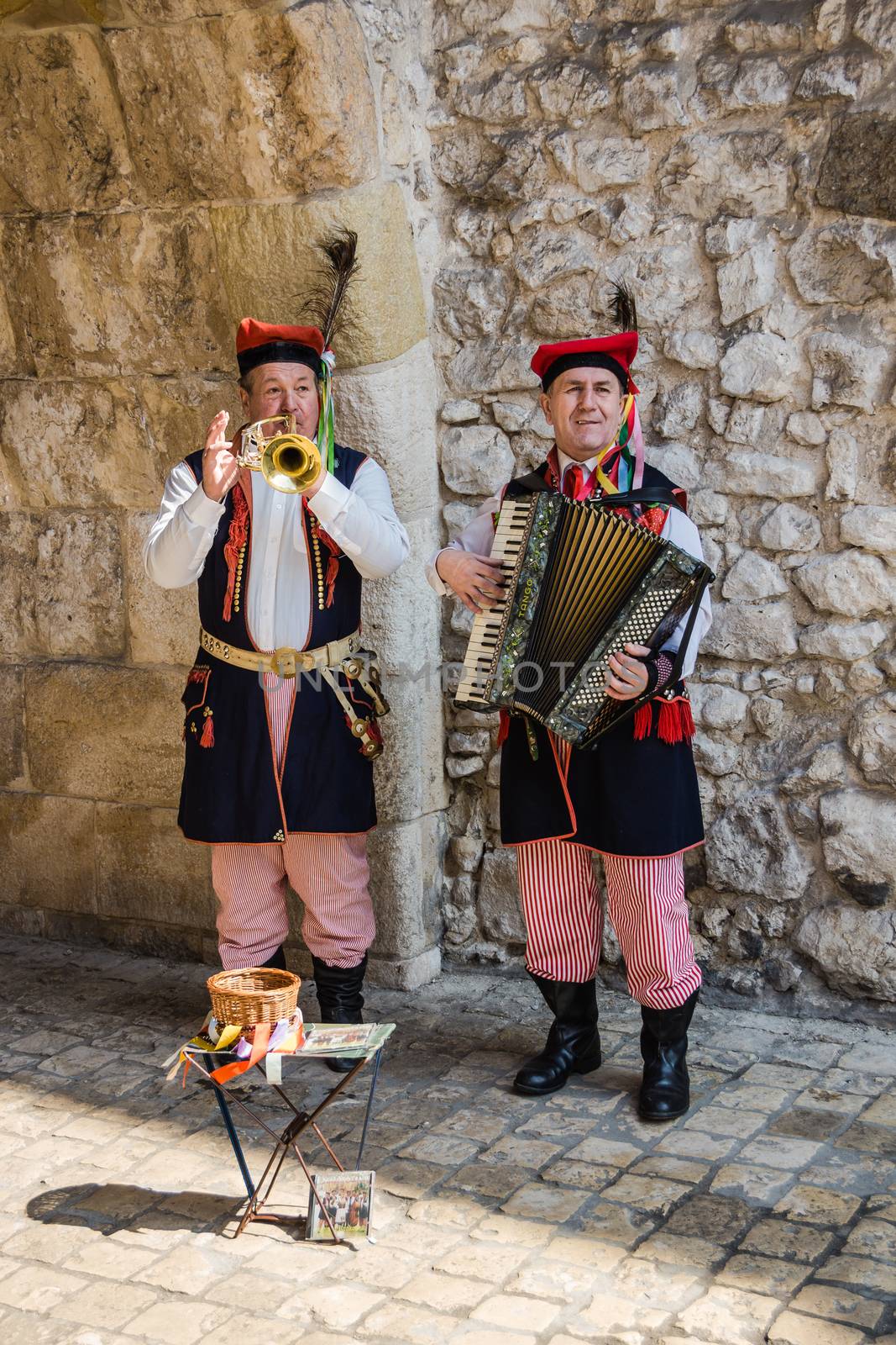 Musicians in traditional folk costumes by pawel_szczepanski