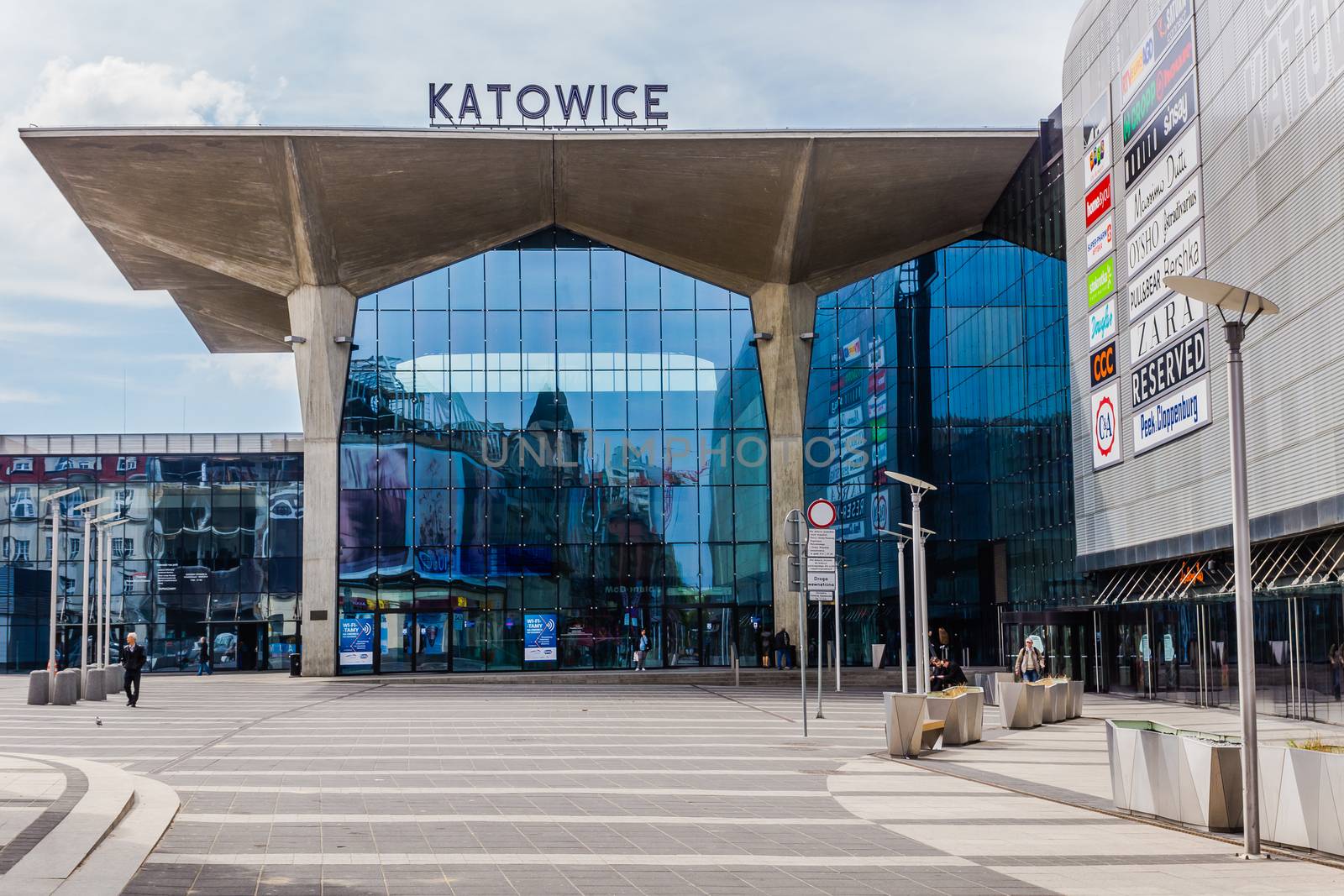 New railway station in Katowice, considered the most modern in the country. Together with Galeria Katowicka mall forms one of the most modern shopping-travel complex in Poland.