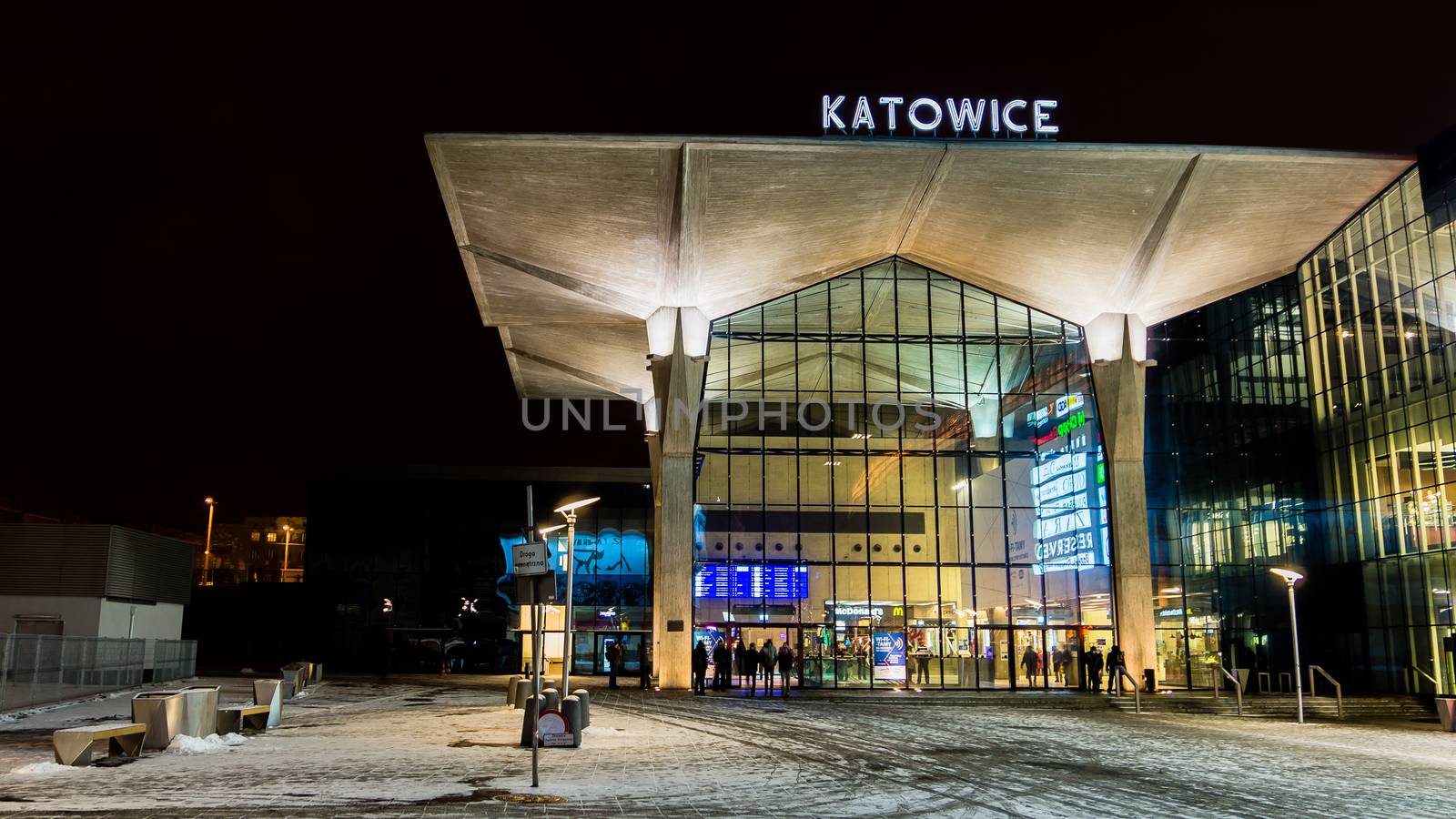 Railway station  in Katowice by pawel_szczepanski