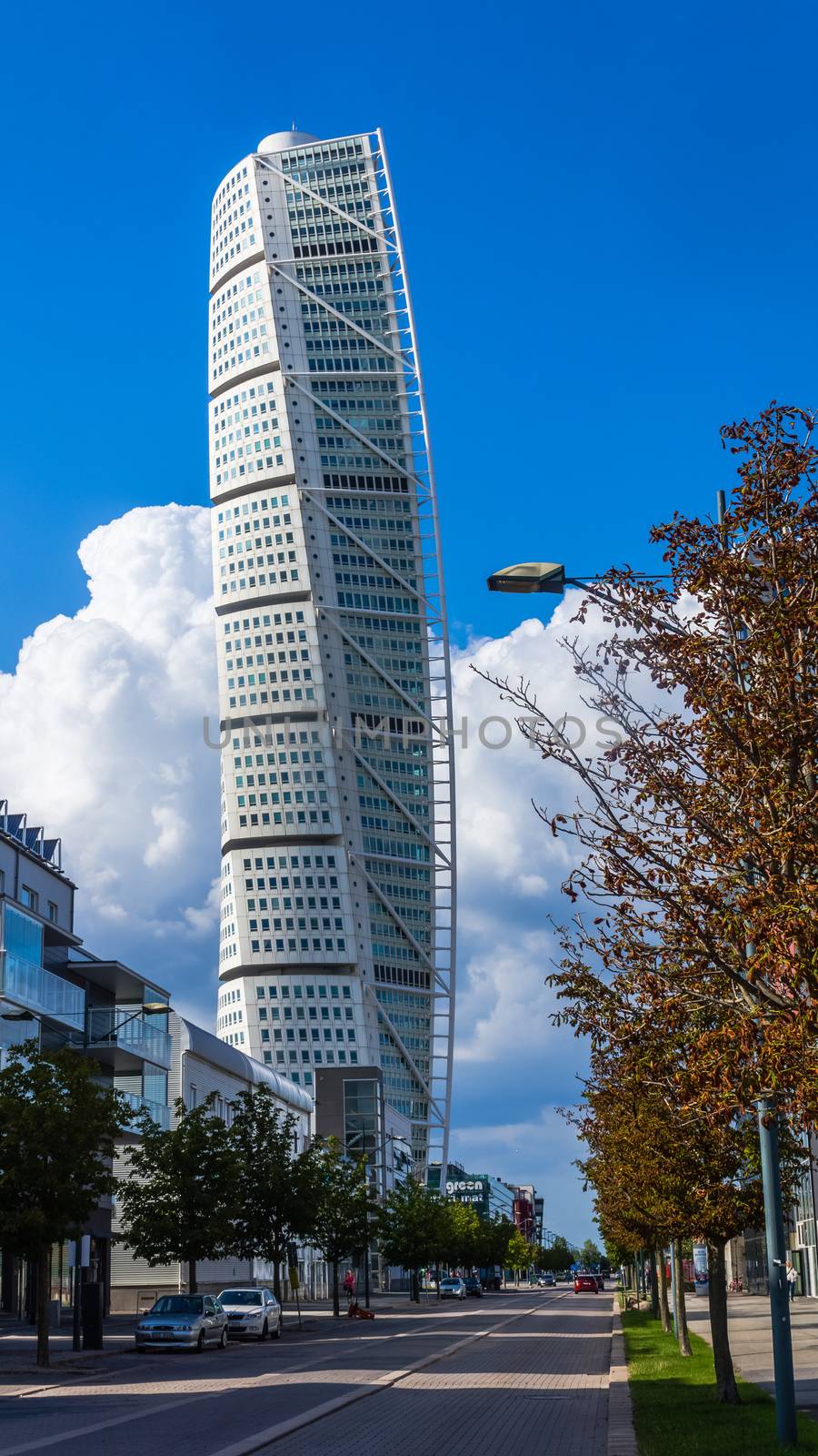 HSB Turning Torso, the tallest tower in Scandinavia at 190 m high, combines office and residential functions. Designed by the Spanish architect Santiago Calatrava.