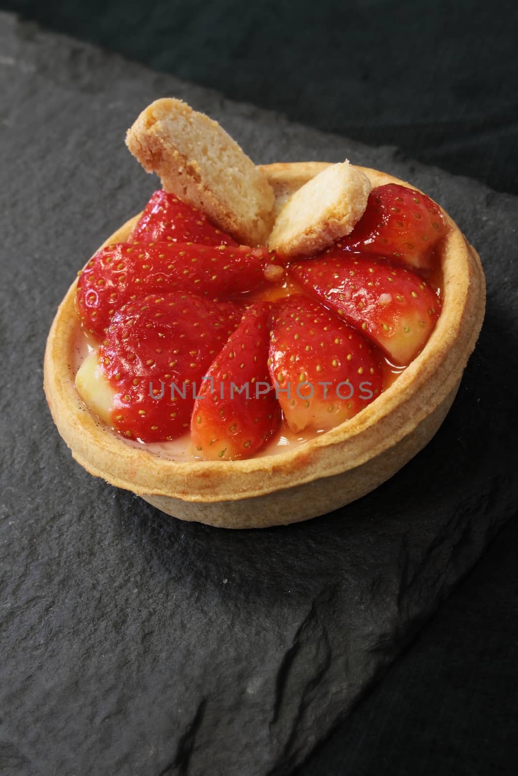 strawberry tart by neil_langan