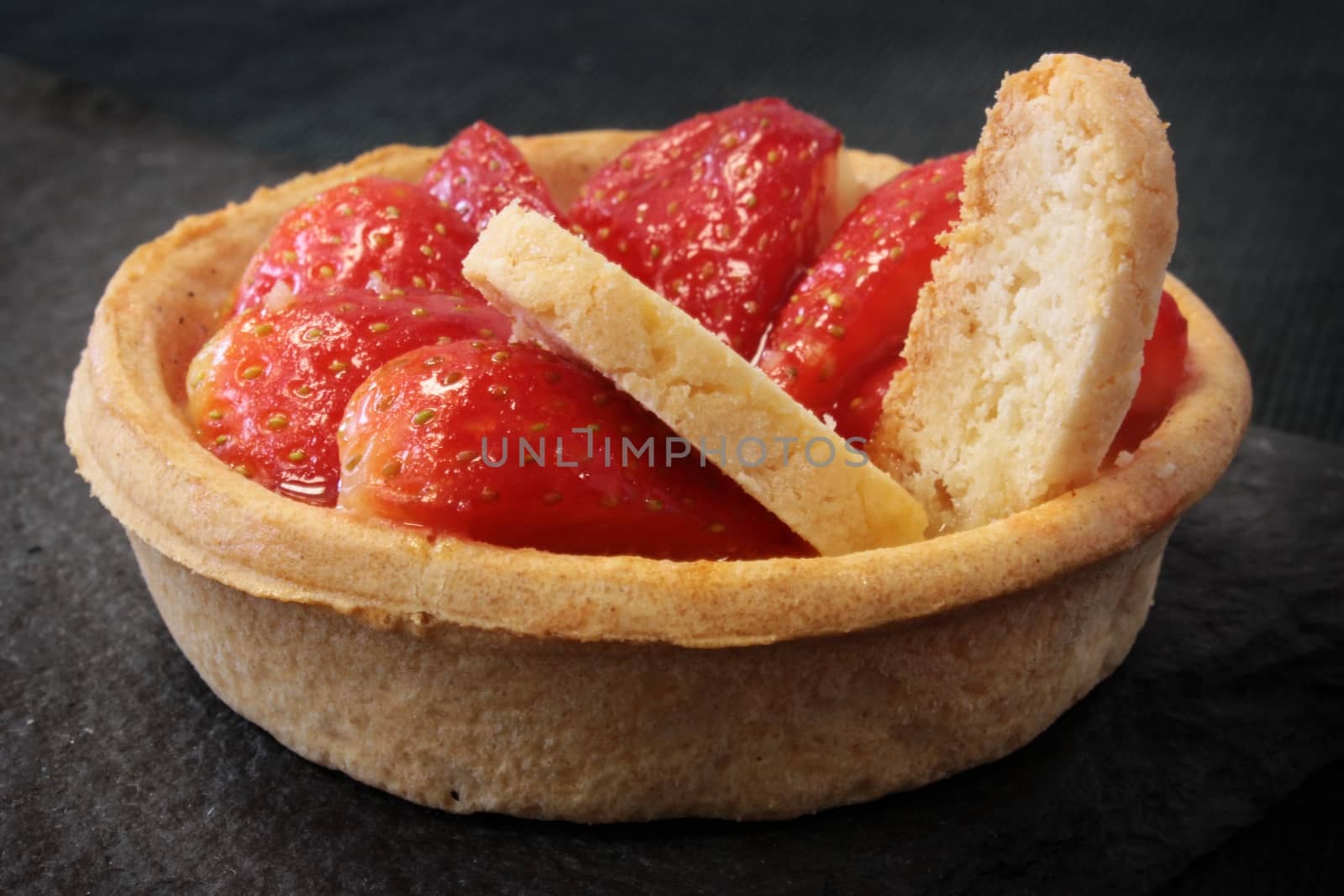 strawberry tart by neil_langan