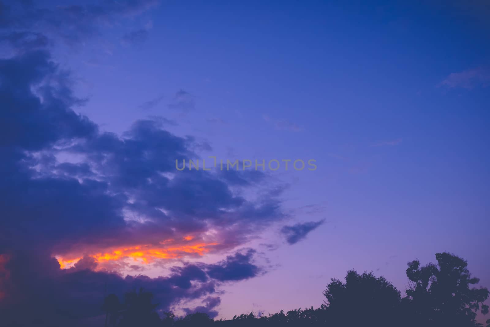 The silhouette of the city skyline during sunset, expressive sky, nature background