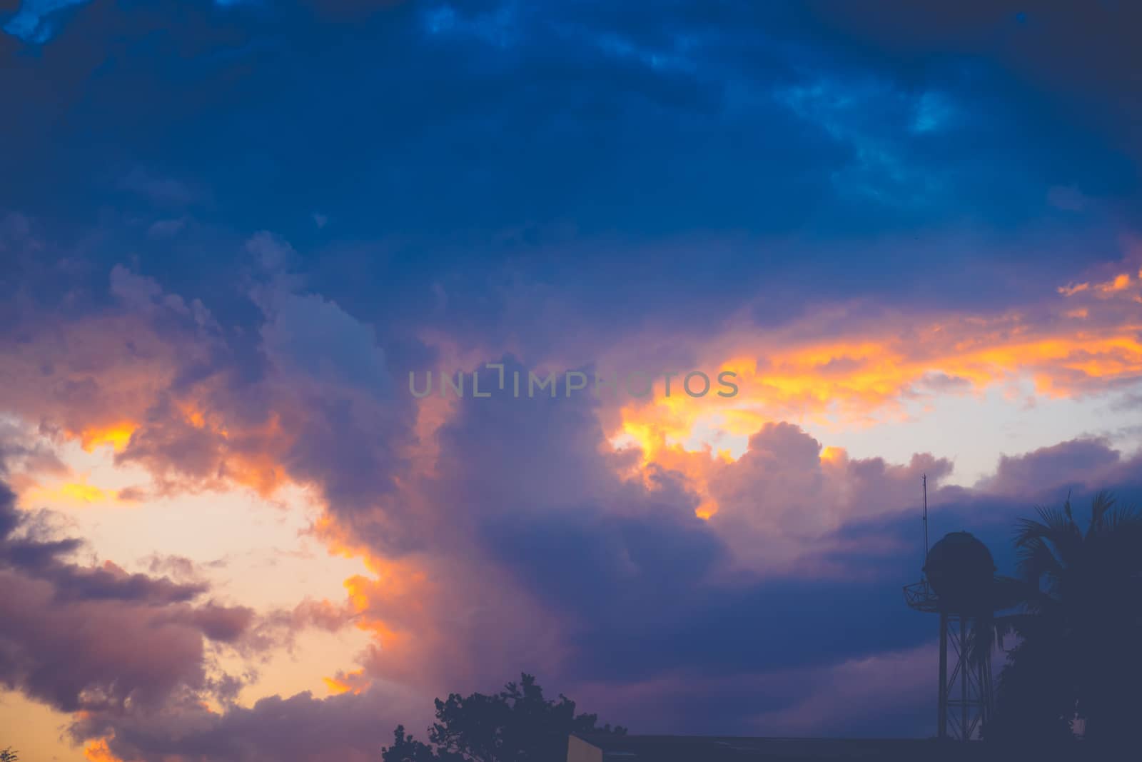 The silhouette of the city skyline during sunset, expressive sky, nature background