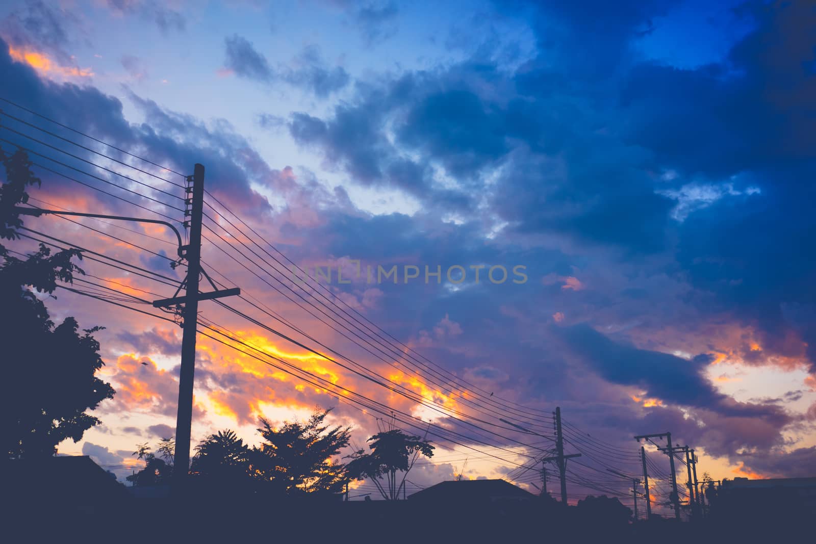 The silhouette of the city skyline during sunset, expressive sky, nature background