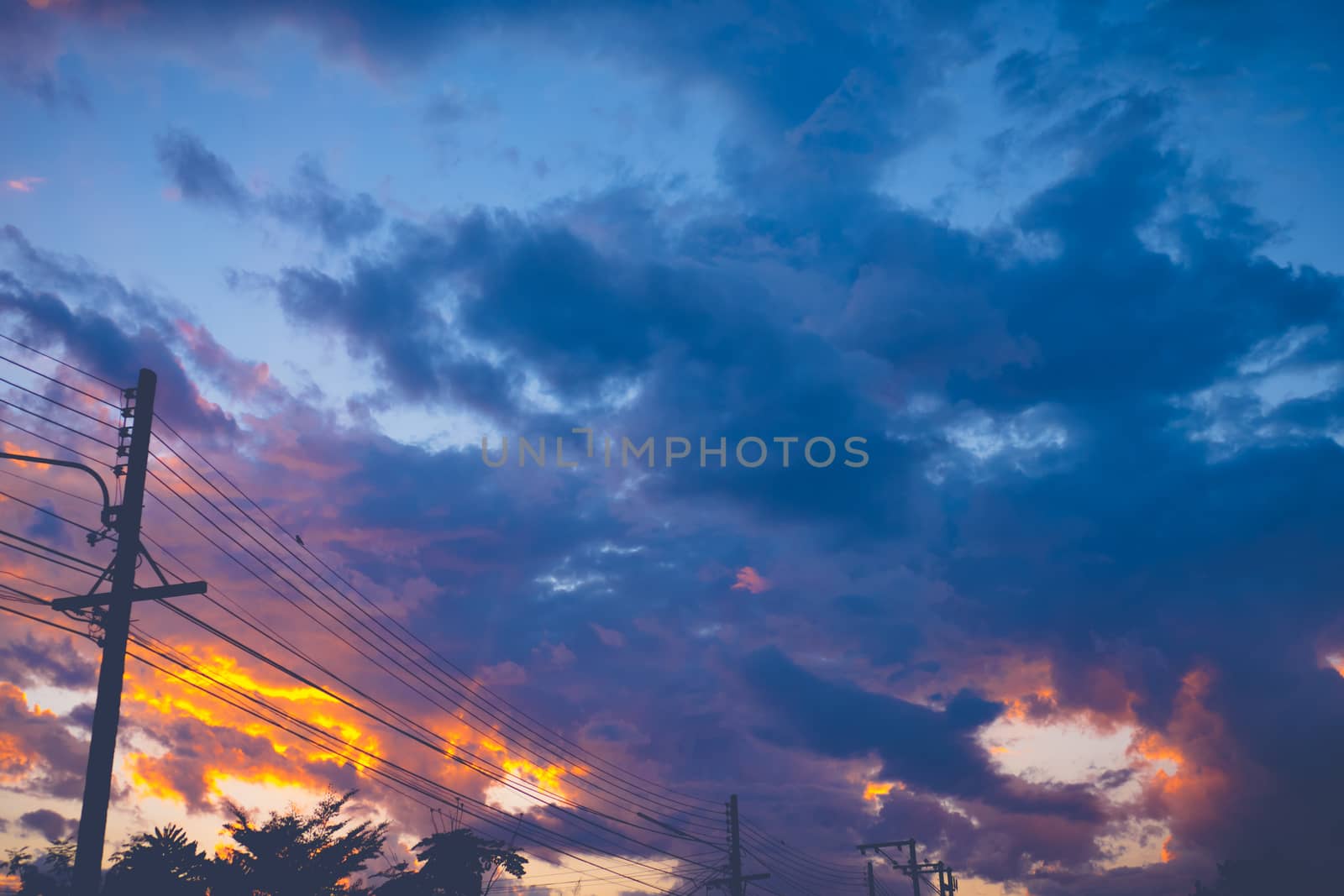 The silhouette of the city skyline during sunset, expressive sky, nature background