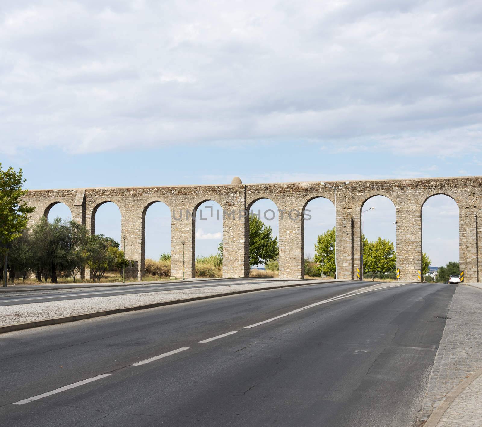 Oud Roman aquaduct in Evora portugal