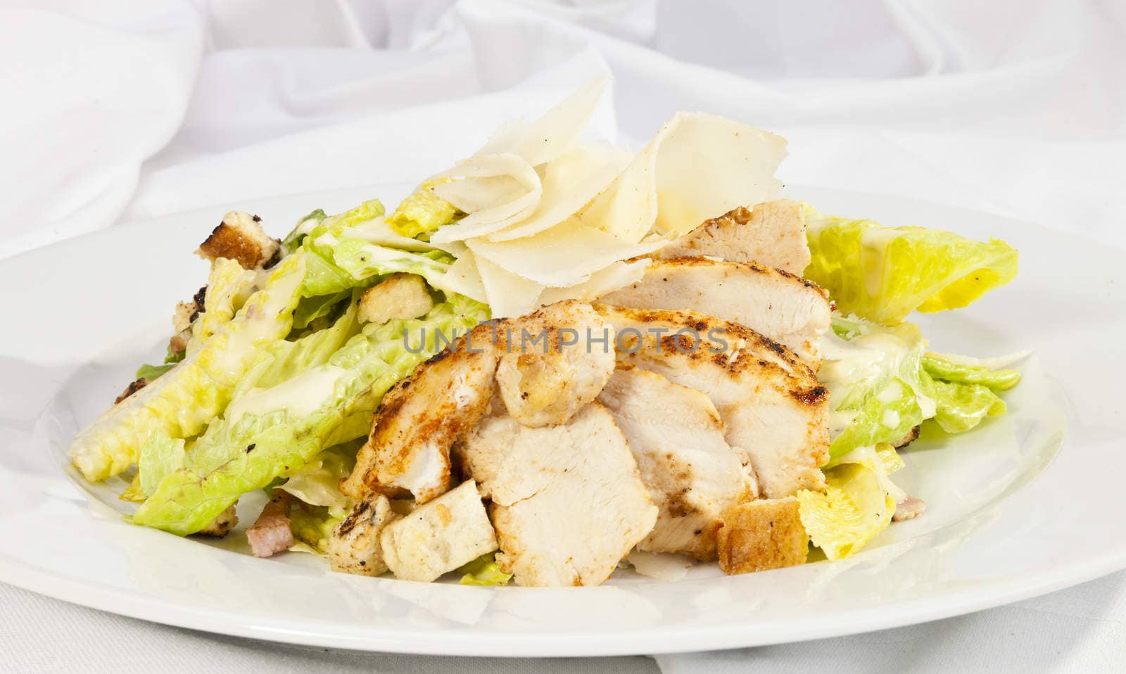 Salad Caesar with pieces of chicken and parmesan