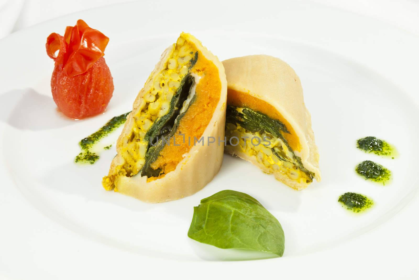 Vegetarian roulade with spinach, carrot and curry rice