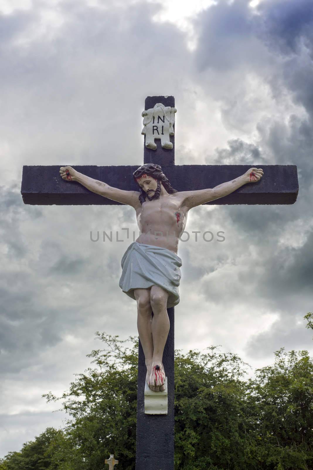 large crucifix in a graveyard by morrbyte