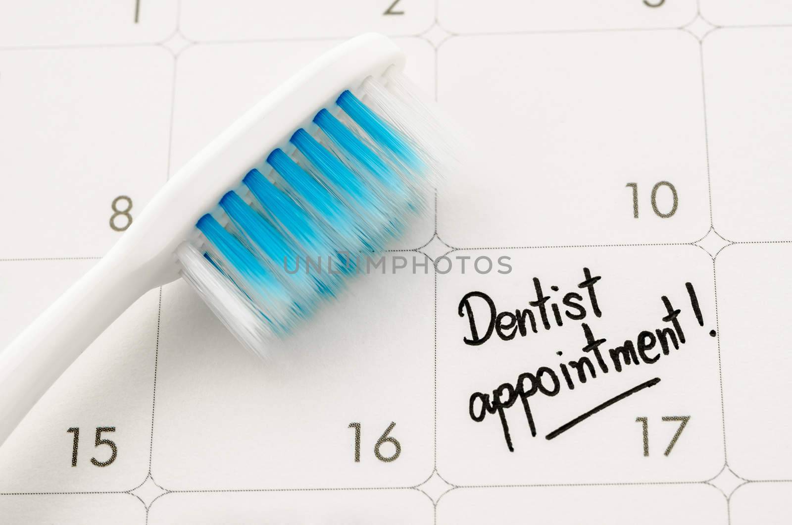 Reminder "Dentist appointment" in calendar with toothbrush.