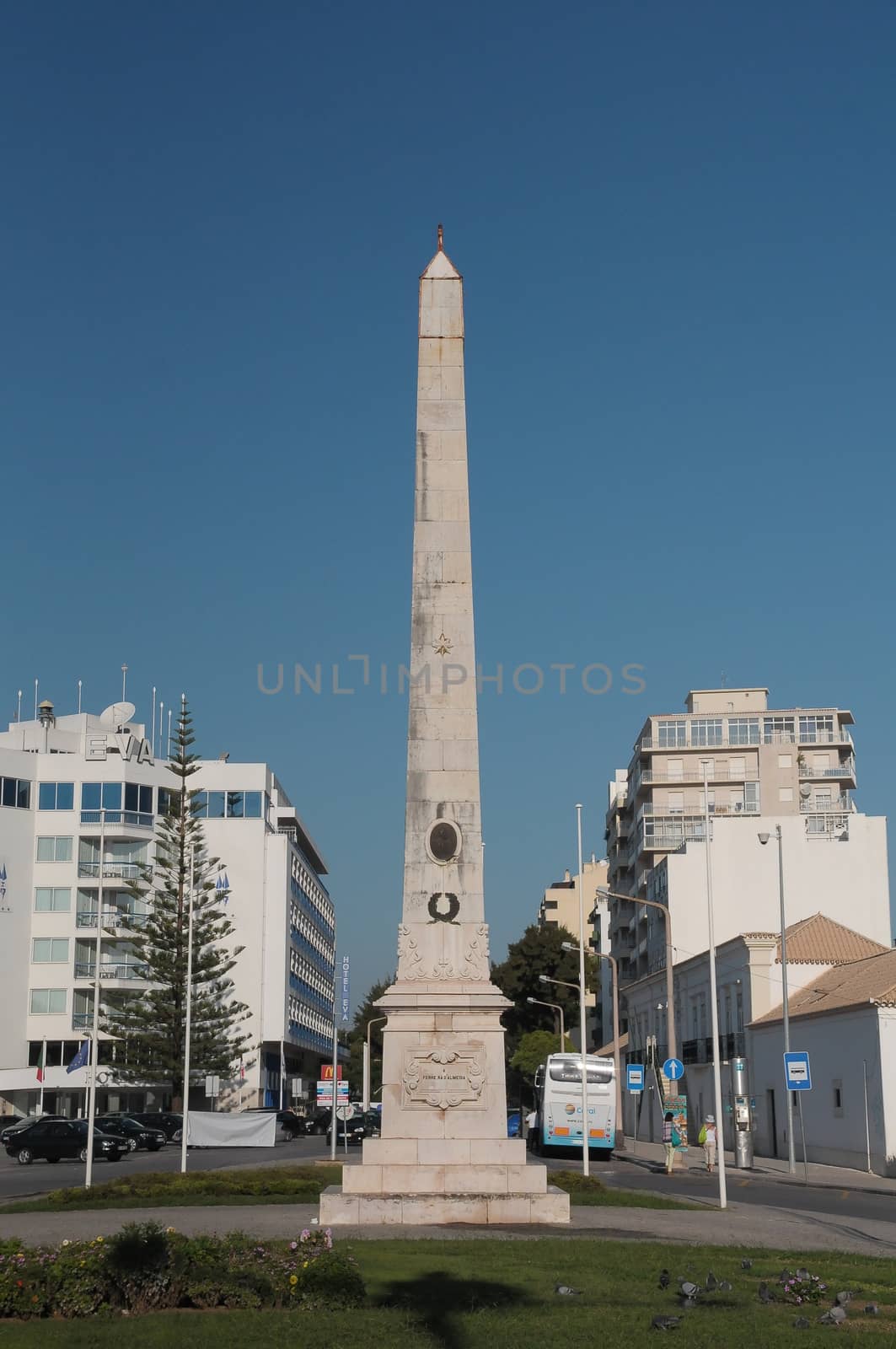 Faro city obelisk by gorilla