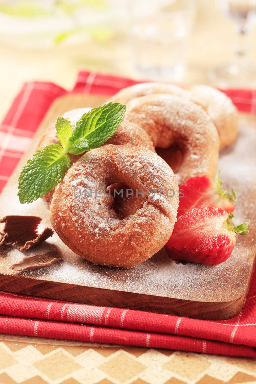 Ring doughnuts sprinkled with icing sugar - detail