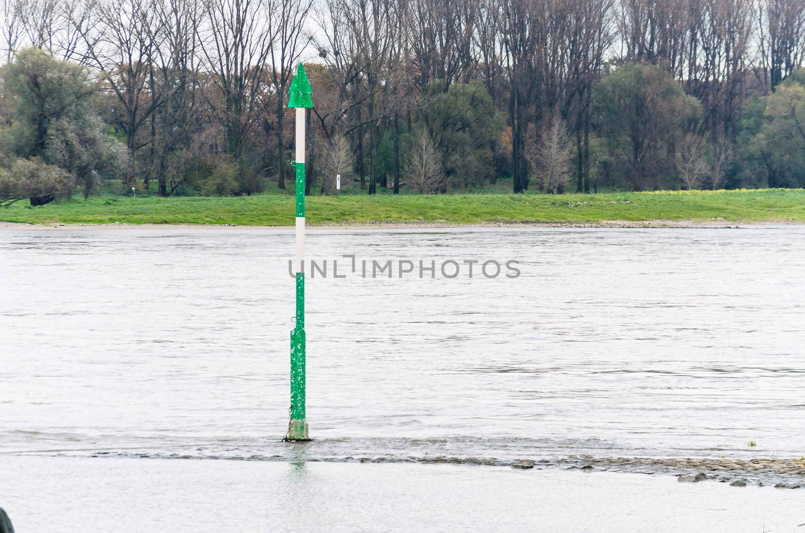 Fairway ton rod green white on the Rhine.
