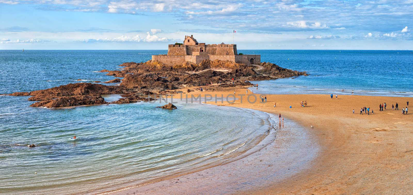 Atlantic beach beneath the medieval National Fort on Petite Be island on English Channel, Saint Malo, Brittany, France