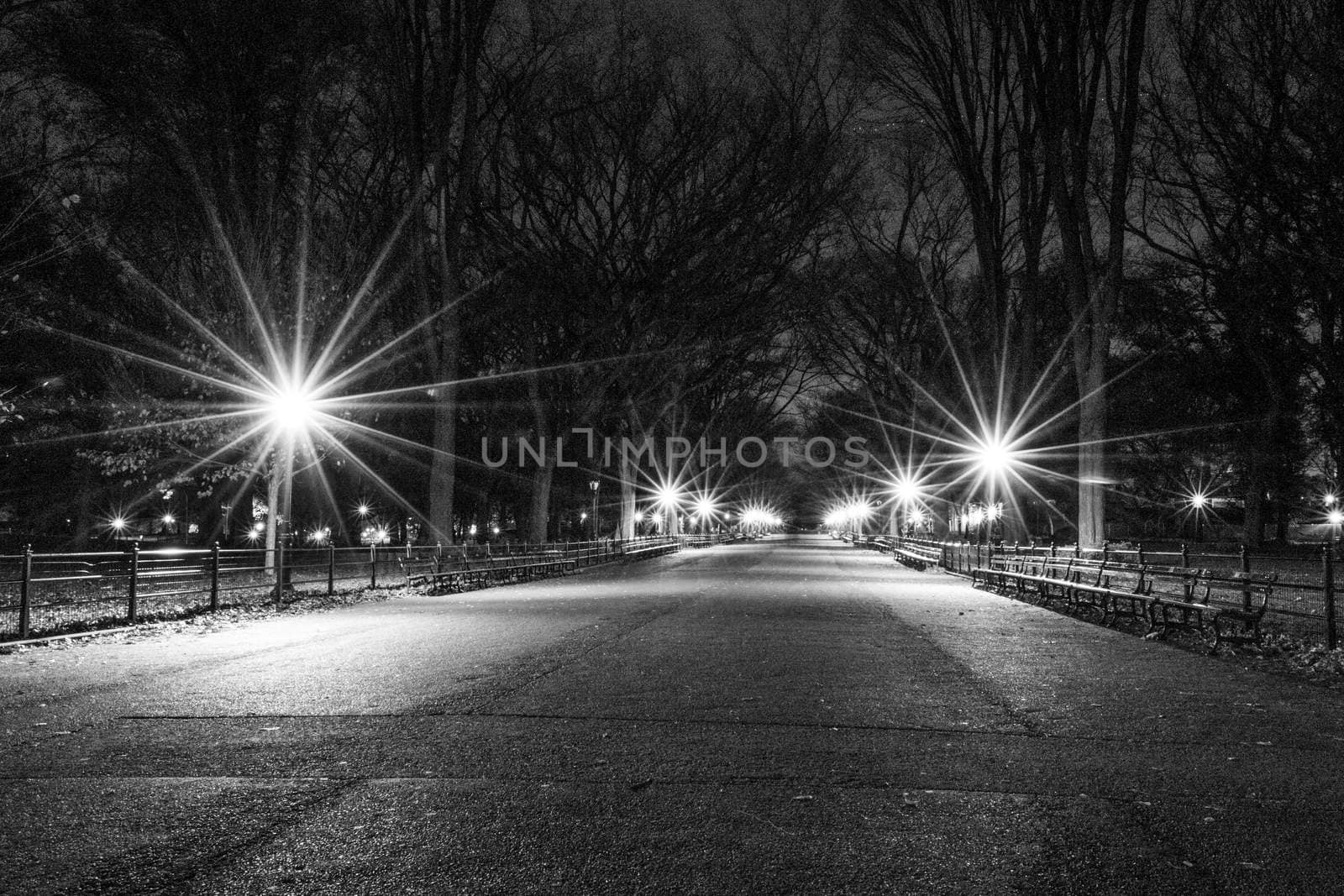 The Mall in black and white by rmbarricarte