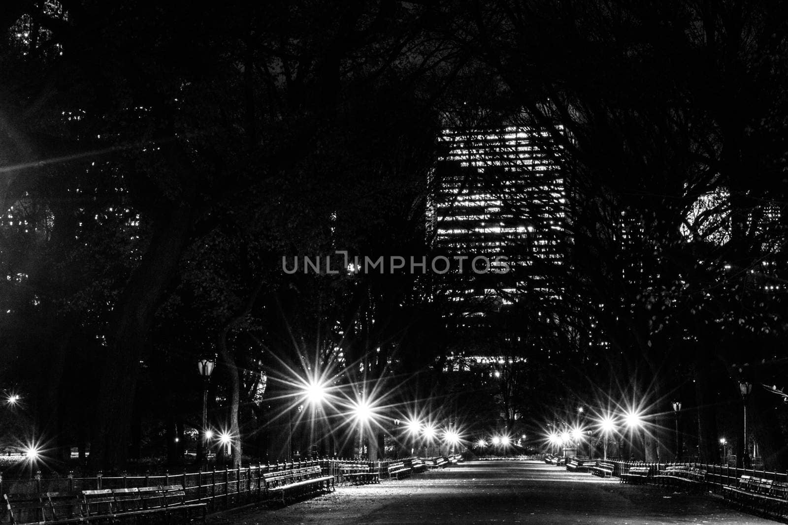 Night in the Mall in black and white by rmbarricarte