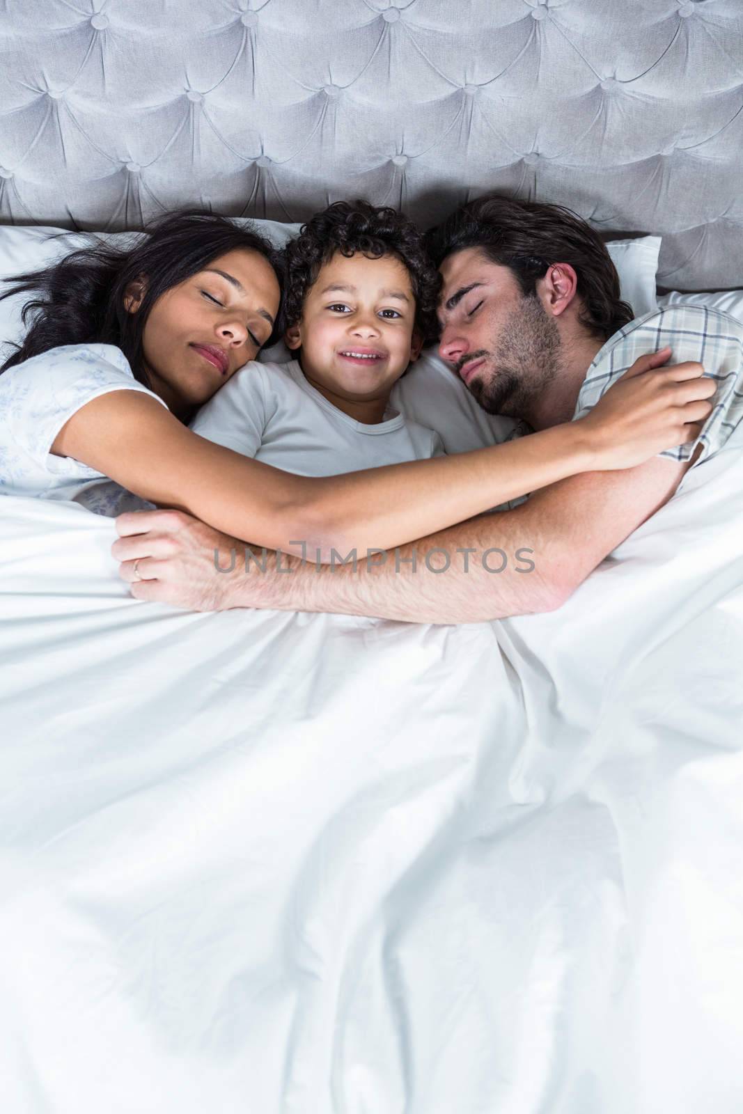 Family sleeping together by Wavebreakmedia