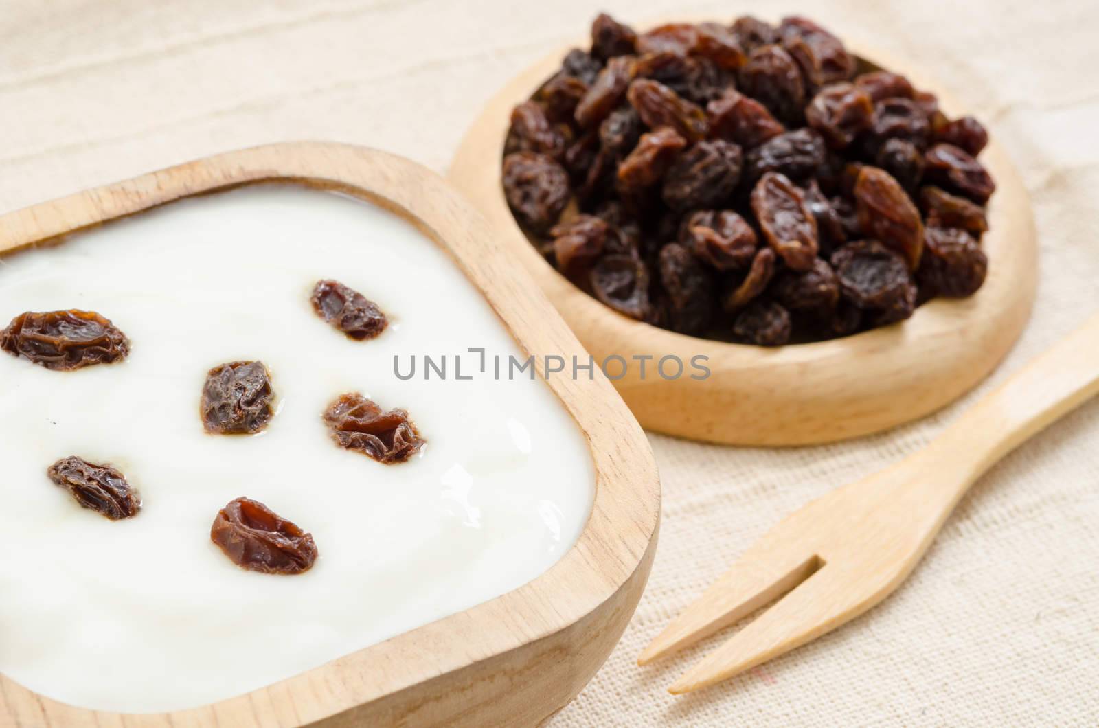 home sweet yogurt with raisins by Gamjai