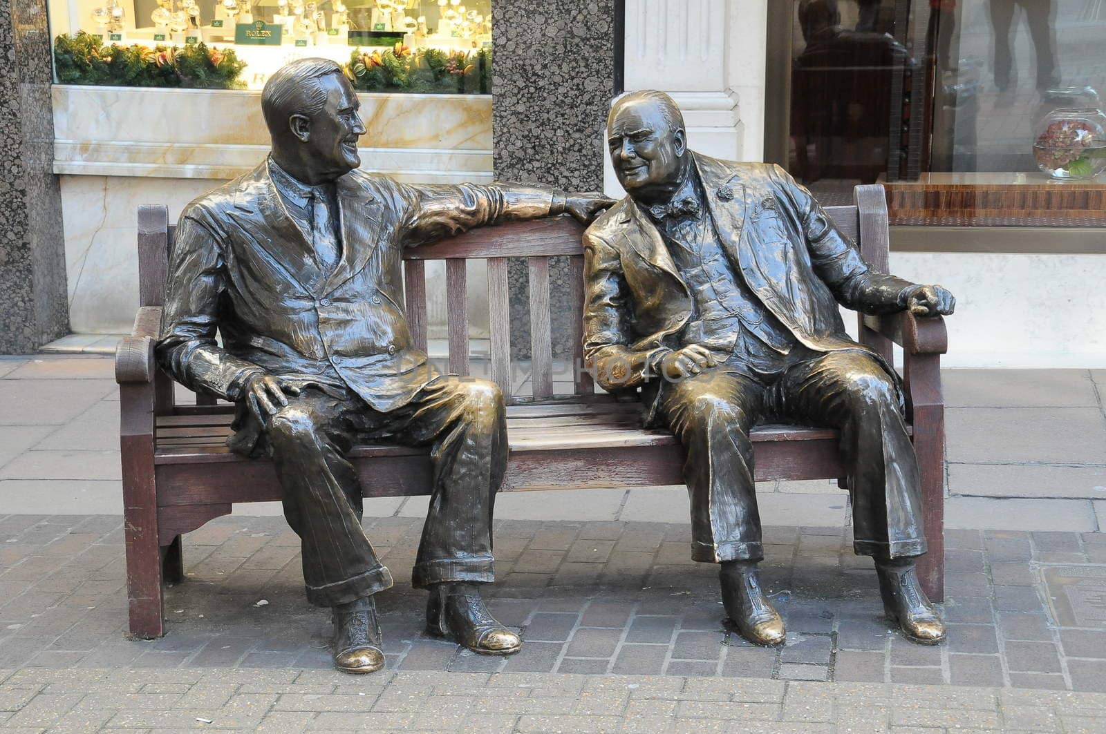 London statue of Churchill and Roosevelt talking