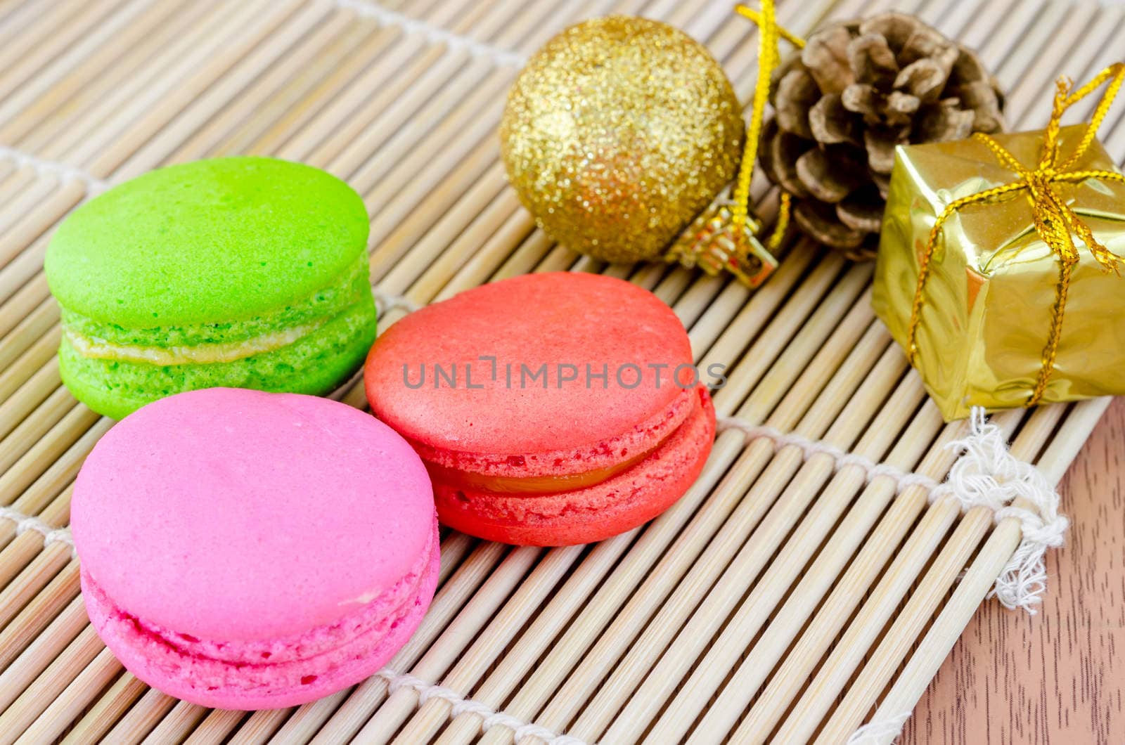 Colorful macaroons. by Gamjai