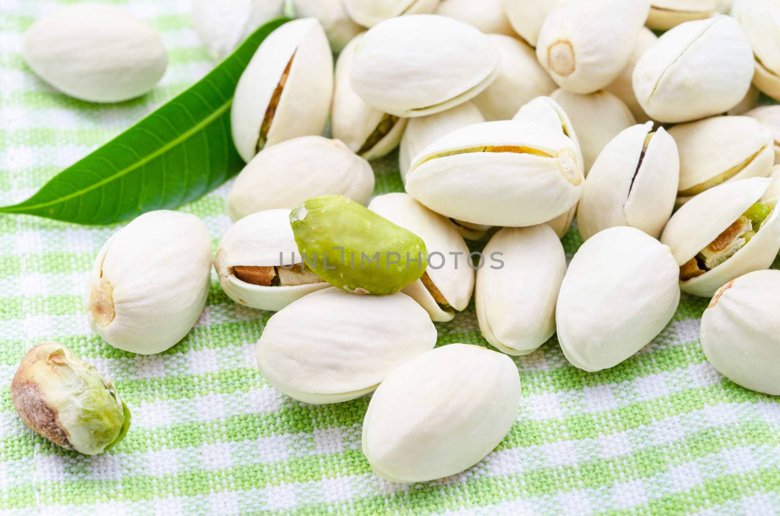 Pistachio nuts by Gamjai