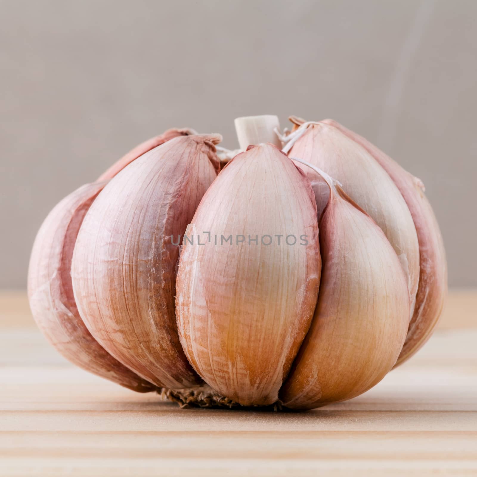 Close Up organic garlic with selective focus on the teak wood ba by kerdkanno