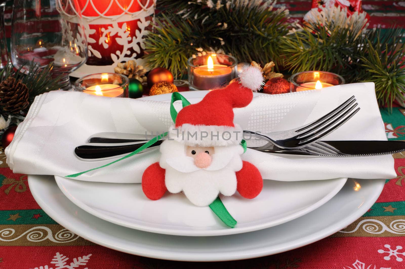 idea of how to decorate the Christmas table serving
