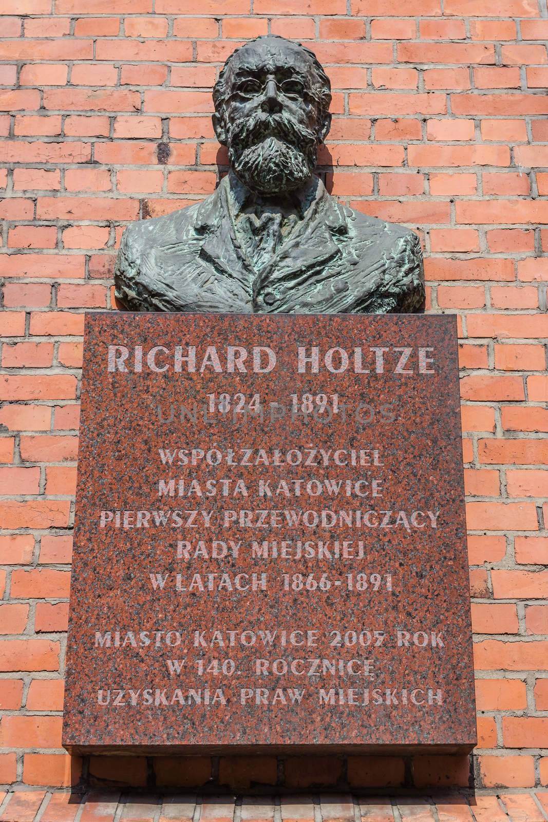 Bust and plaque commemorating Richard Holtze by pawel_szczepanski