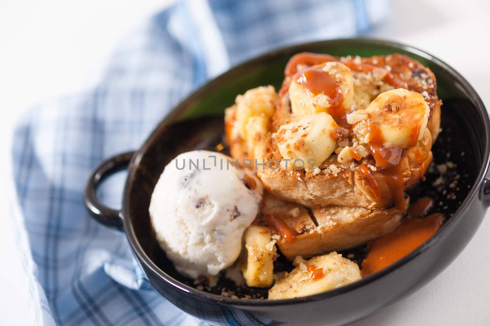 Ice cream and toast with banana and Thai tea ceramel sauce