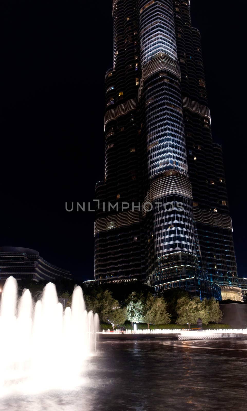 Burj Khalifa, Dubai, look through the pool and fountain