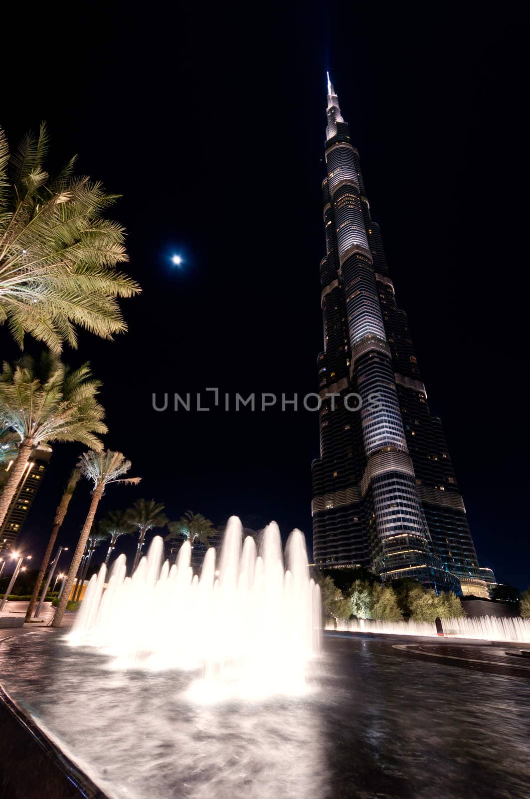 Burj Khalifa, Dubai, look through the pool and fountain