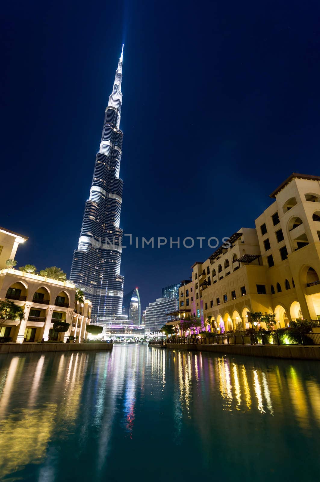 burj Khalifa, Dubai, look through the pool and fountain