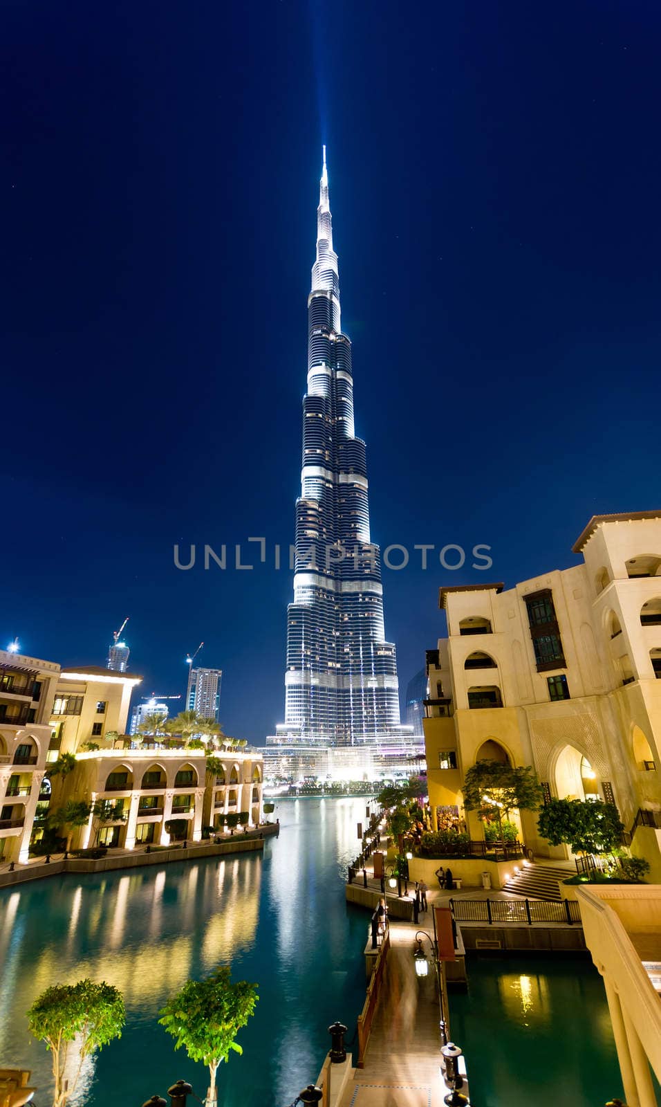 burj Khalifa, Dubai, look through the pool and fountain