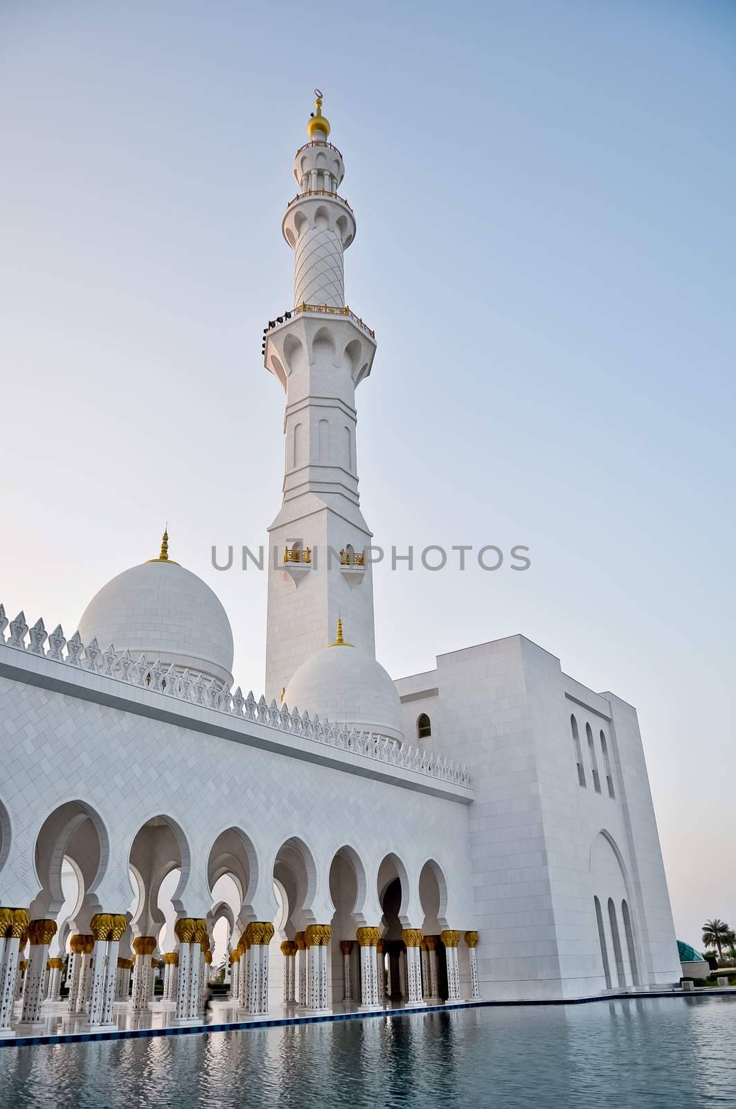 the Sheikh Zayed Grand Mosque by vlaru