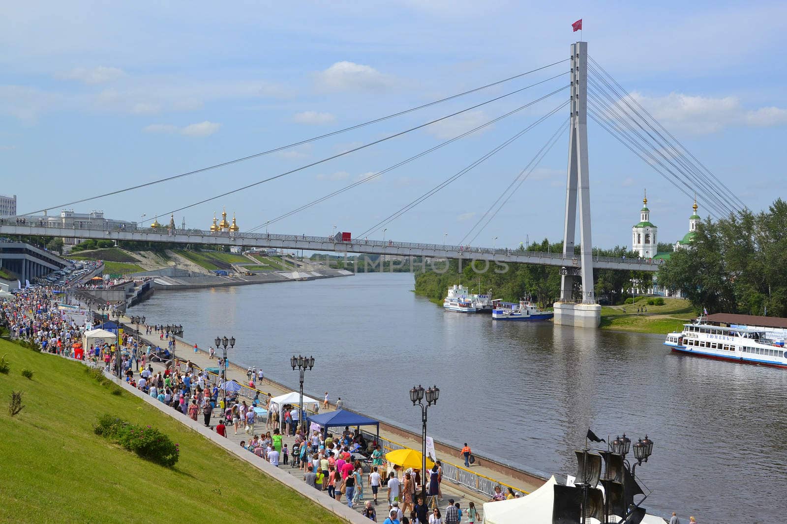 The embankment in Tyumen and the foot bridge (the bridge of lovers) during mass actions.