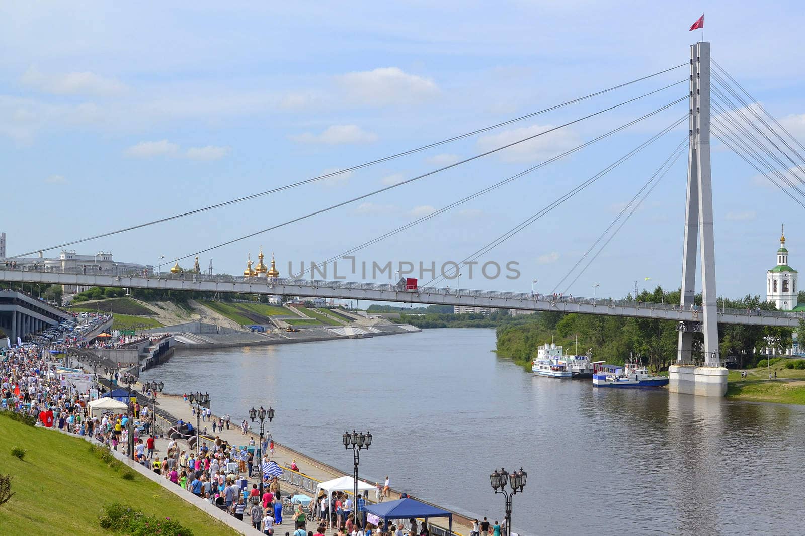 The embankment in Tyumen and the foot bridge (the bridge of lovers) during mass actions.
