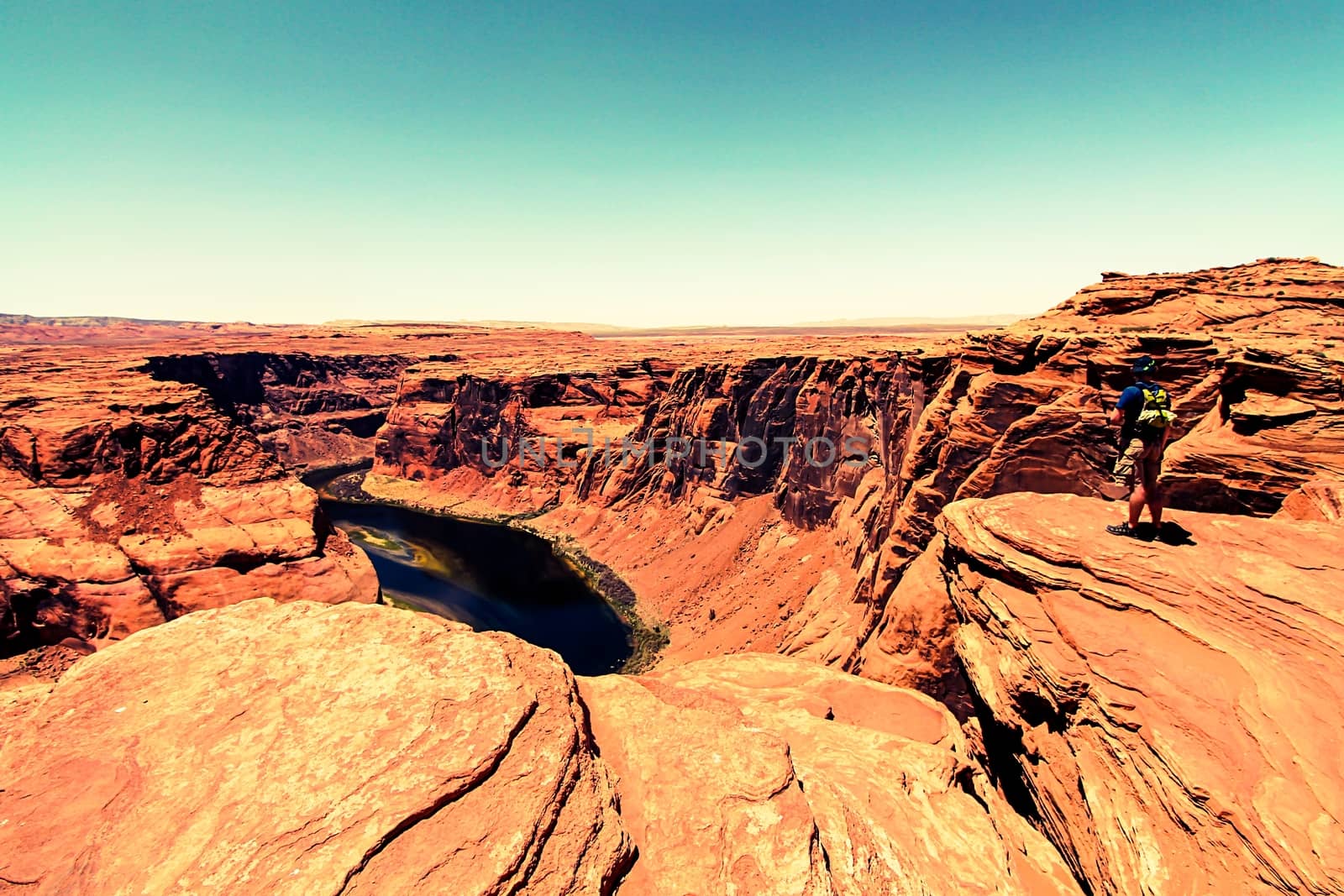 people enjoy the view of  the Horseshoe Bend,USA by Timmi