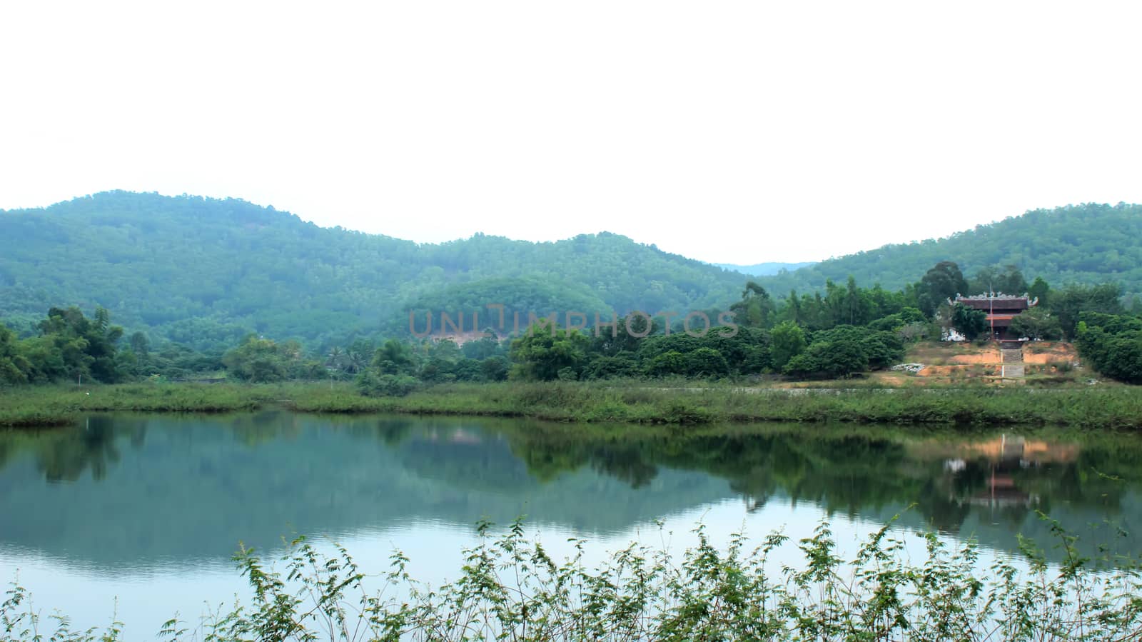 lake and mountain by dinhngochung