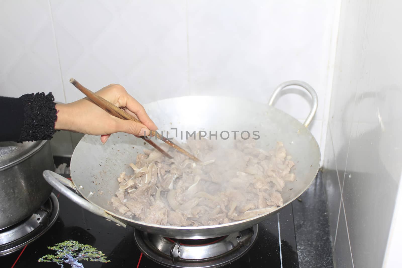 woman make spring rolls  by dinhngochung