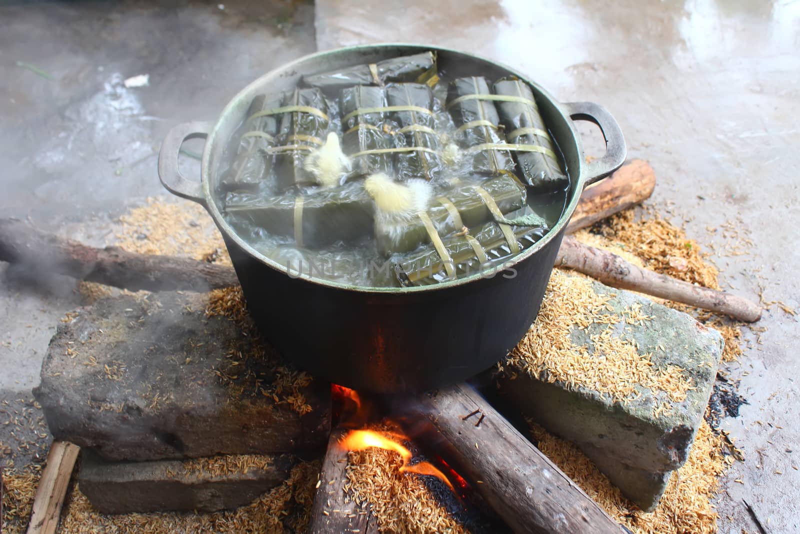 asian people make rice cakes 