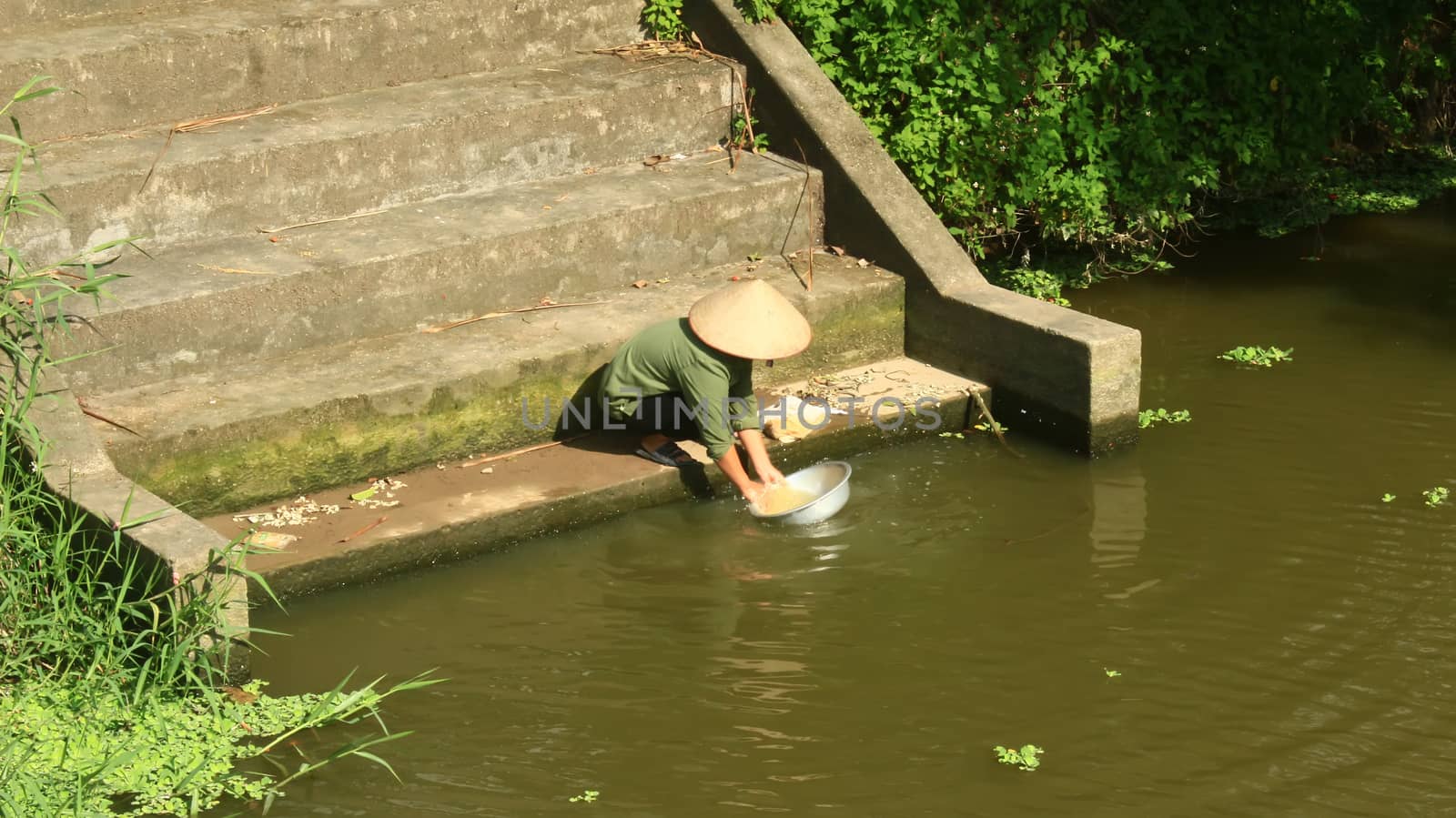 women washing clothes in the river by dinhngochung