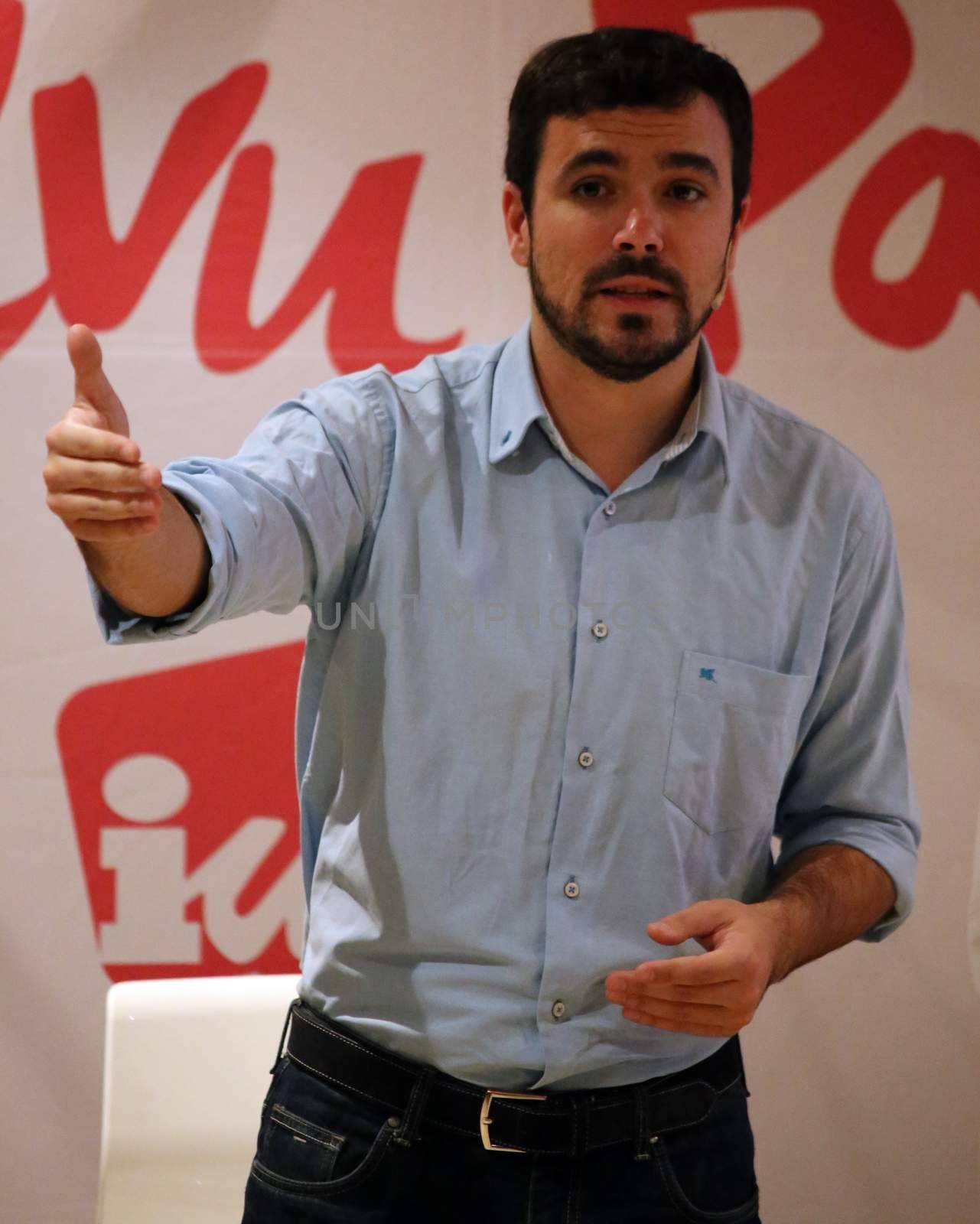 SPAIN, Oviedo: The Popular Unity candidate, Alberto Garz�n, participated in a discussion with a group of young citizens on December 5, 2015.The Spanish general election will be held on or before December 20, 2015.