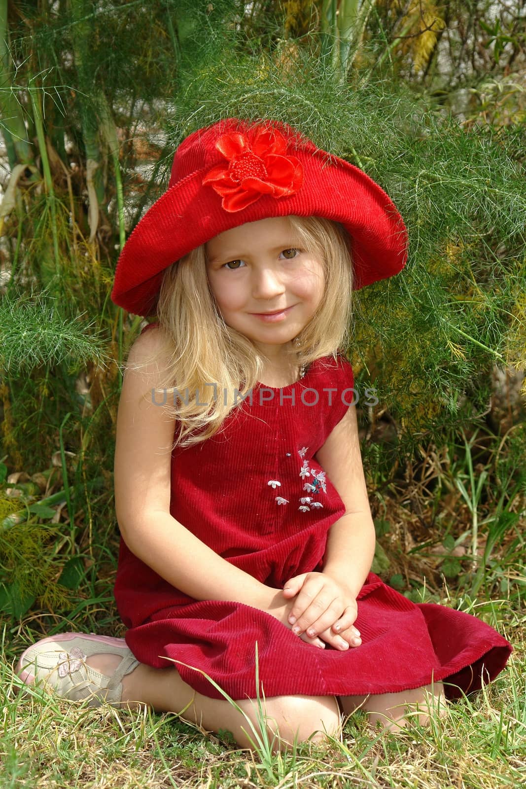 Girl in big red vintage romantic hat. by kertis