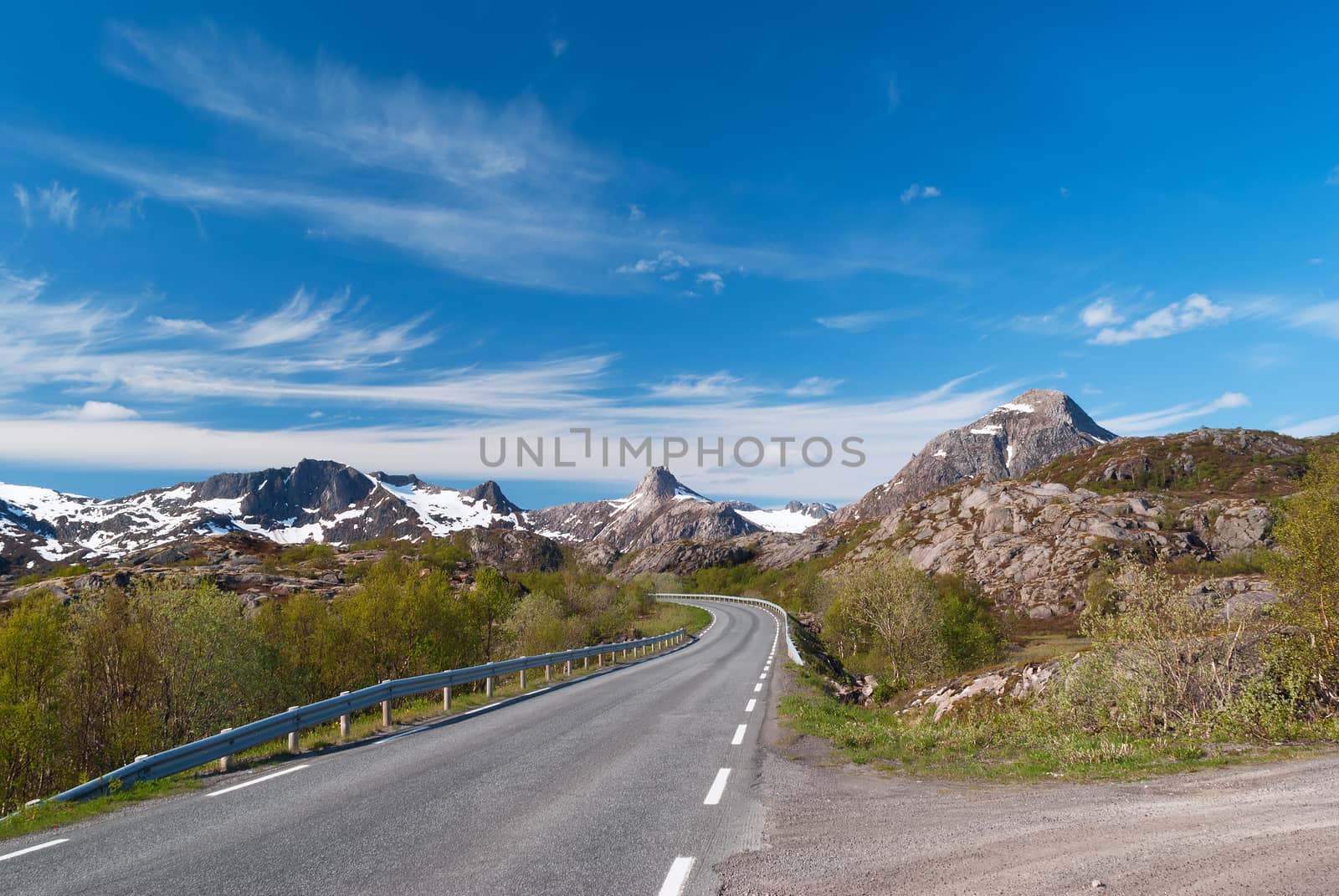 Asphalt road on Norvegian mountains